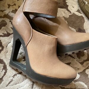UNIQUE-BCBG Wedge High Heels sz 8